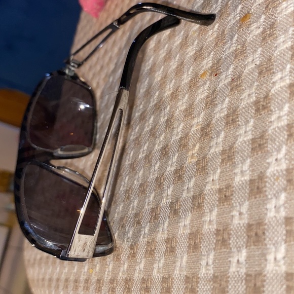 Burberry sunglasses - Picture 4 of 6